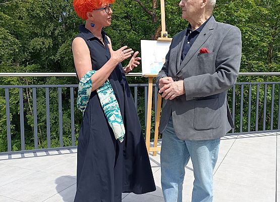 Jacek Pałkiewicz i dyrektor Muzeum w Lęborku na tarasie widokowym podczas wernisażu.