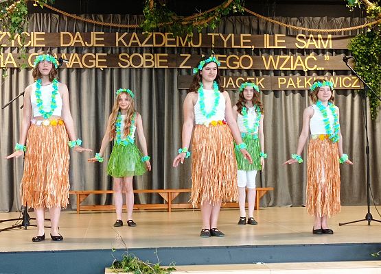 Występ artystyczny uczniów szkoły podczas uroczystości.