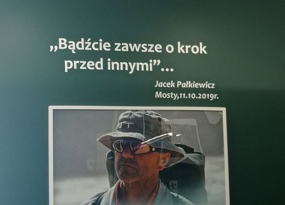 Ścianka wystawowa ze zdjęciem Jacka Pałkiewicza i cytatem jego słów: "Bądźcie zawsze o krok przed innymi".