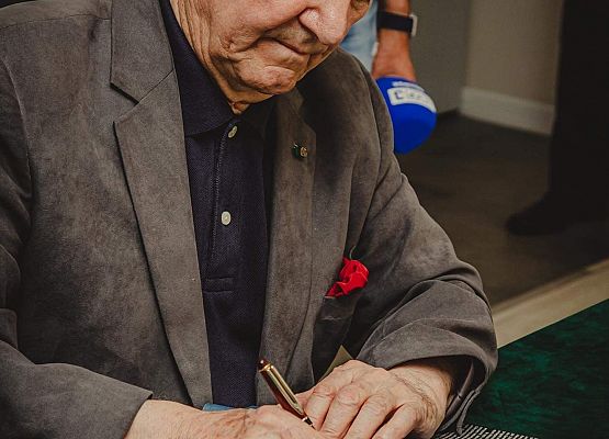 Jacek Pałkiewicz podpisuje swoje książki.