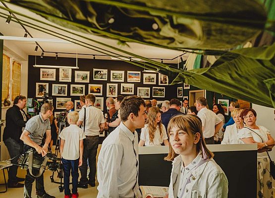 Młodzież szkolna podczas uroczystości otwarcia muzeum w szkole.