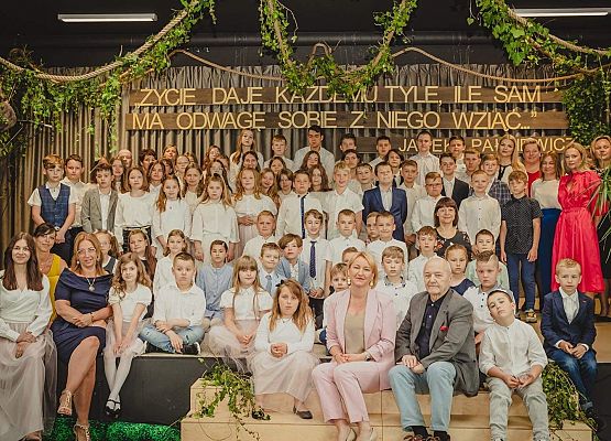 Wspólne zdjęcie społeczności szkolnej z patronem jakiem Pałkiewiczem.