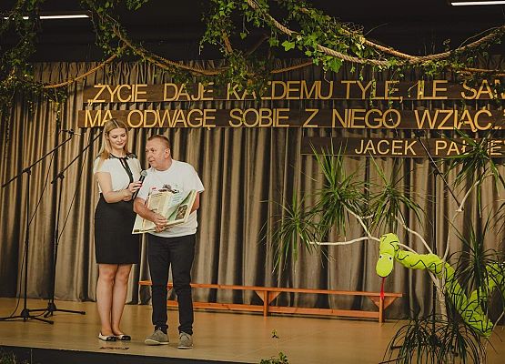 Wystąpienie komendanta drużyny harcerskiej z Leśnic, która nosi imię Jacka Pałkiewicza.