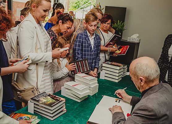 Jacek Pałkiewicz podpisuje swoje książki.