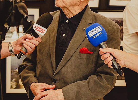 Jacek Pałkiewicz udziela wywiadu mediom.