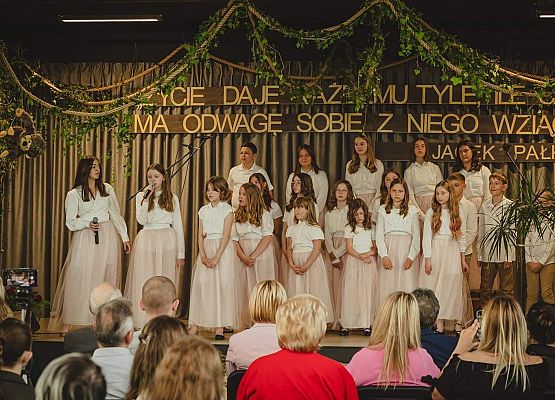 Występ chóru szkolnego podczas uroczystości.