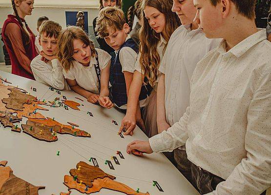 Młodzież szkolna podczas uroczystości otwarcia muzeum w szkole.