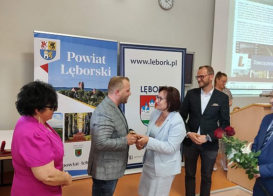 Starosta Lęborski Alicja Zajączkowska wręcza statuetkę Wiceprezesowi zarządu stowarzyszenia.