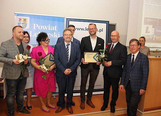 Laureaci kategorii działalność na rzecz społeczności lokalnych w obecności przedstawicieli powiatu lęborskiego.