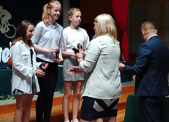Uczennice odbierające nagrodę