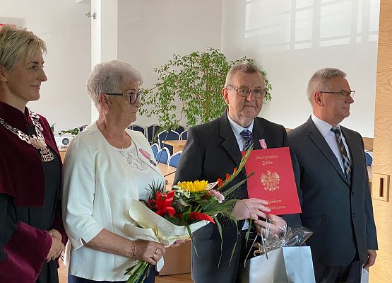 Pamiątkowe zdjęcie jubilatów z wójtem i kierownikiem USC.