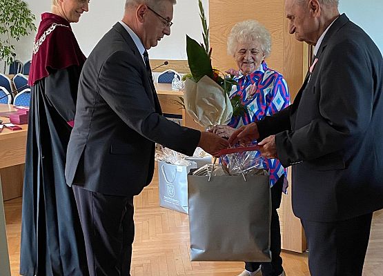 Wójt wręcza upominek jubilatowi.