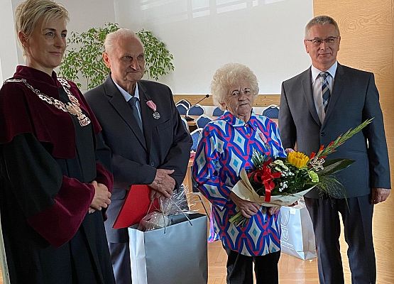Pamiątkowe zdjęcie jubilatów z wójtem i kierownikiem USC.