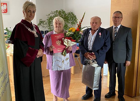 Pamiątkowe zdjęcie jubilatów z wójtem i kierownikiem USC.