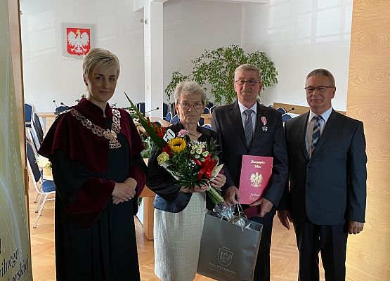 Pamiątkowe zdjęcie jubilatów z wójtem i kierownikiem USC.