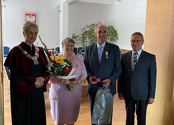 Pamiątkowe zdjęcie jubilatów z wójtem i kierownikiem USC.