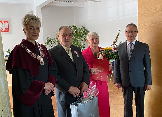 Pamiątkowe zdjęcie jubilatów z wójtem i kierownikiem USC.