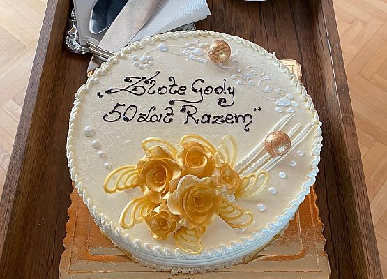 Jubileuszowy tort na wózku kelnerskim.