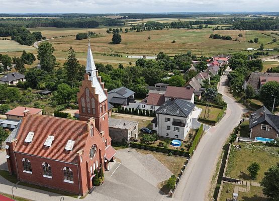 Zdjęcie z lotu ptaka na kościół parafialny w Garczegorzu - miejsce tymczasowej ekspozycji sarkofagów.