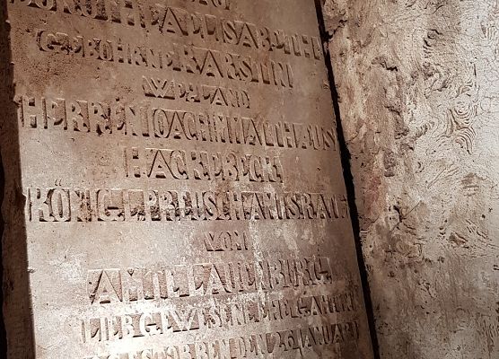 Płyta epitafijna przez konserwacją.