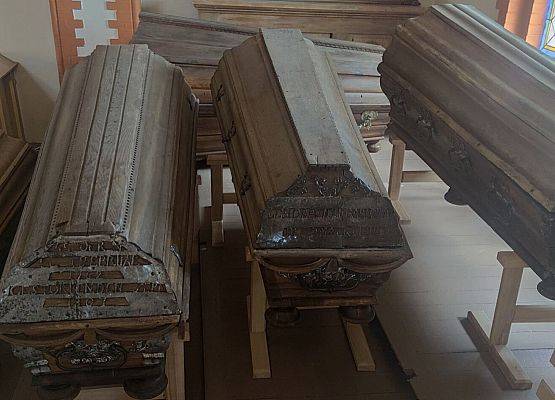 Tymczasowa ekspozycja sarkofagów w kościele parafialnym w Garczegorzu.