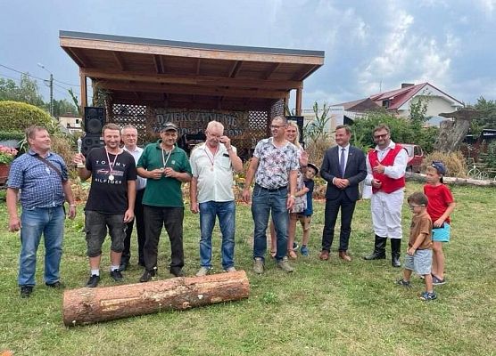 Władze gminy z zaproszonymi gośćmi podczas dożynek - wspólne zdjęcie.