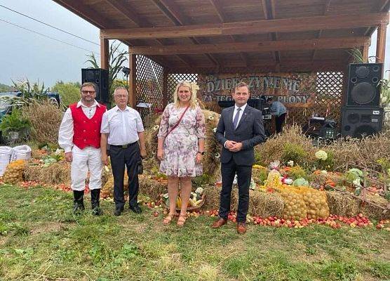 Na zdjęciu od lewej: Bogusław Wrzesień - przedsiębiorca, Zdzisław Chojnacki - Wójt Gminy Nowa Wieś Lęborska, Monika Włusek - Zastępca Wójta Gminy Nowa Wieś Lęborska, Łukasz Kowalski - dyrektor Pomorskiego Oddziału ARIMR,