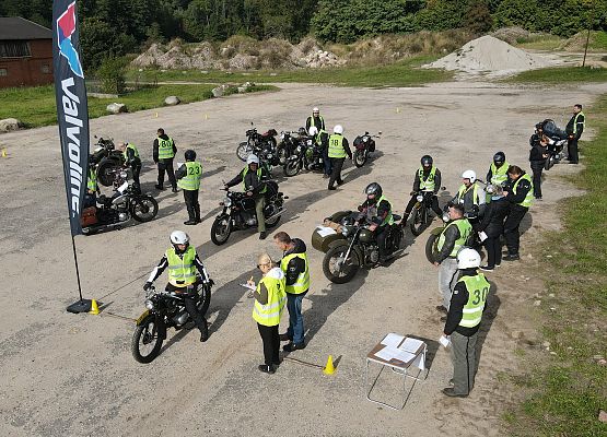 Plac manewrowy w Obliwicach. Zmagania motocyklistów. Widok z lotu ptaka.