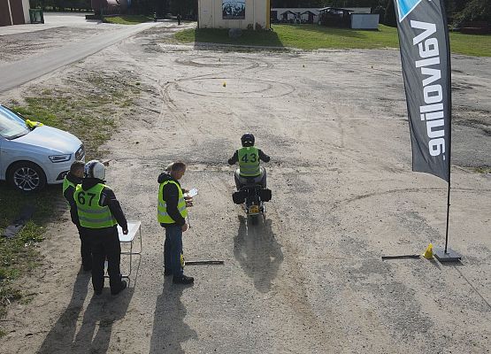 Plac manewrowy w Obliwicach. Zmagania motocyklistów. Widok z lotu ptaka.