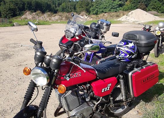 Zabytkowy motocykl podczas rundy Mistrzostw Polski.