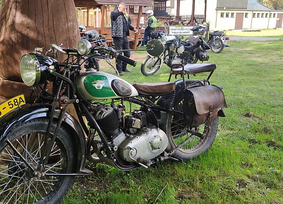 Zabytkowy motocykl podczas rundy Mistrzostw Polski.