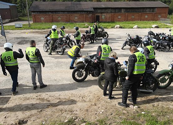 Plac manewrowy w Obliwicach. Zmagania motocyklistów. Widok z lotu ptaka.