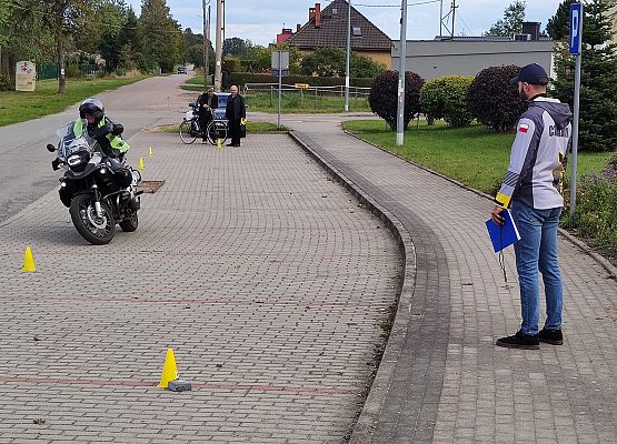 Plac manewrowy w Krępie Kaszubskiej. Zmagania motocyklistów.