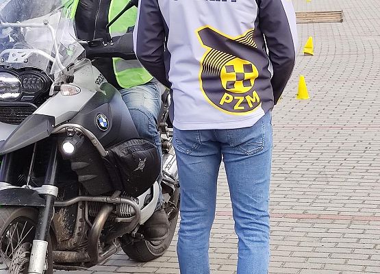 Plac manewrowy w Krępie Kaszubskiej. Zmagania motocyklistów.