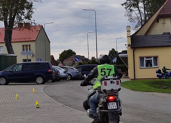 Plac manewrowy w Krępie Kaszubskiej. Zmagania motocyklistów.