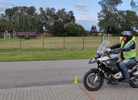 Plac manewrowy w Krępie Kaszubskiej. Zmagania motocyklistów.