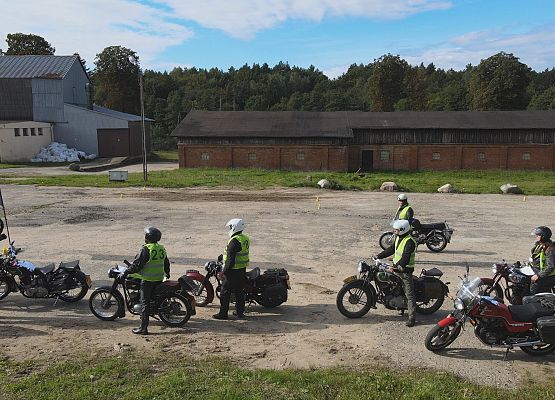 Plac manewrowy w Obliwicach. Zmagania motocyklistów. Widok z lotu ptaka.