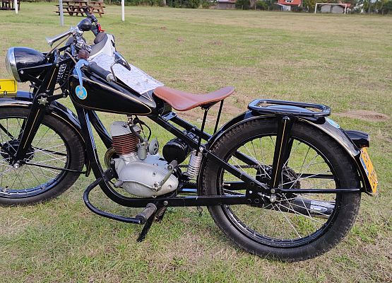 Zabytkowy motocykl podczas rundy Mistrzostw Polski.