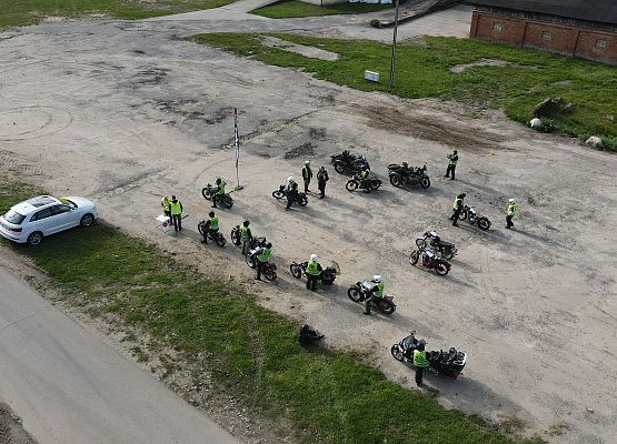 Plac manewrowy w Obliwicach. Zmagania motocyklistów. Widok z lotu ptaka.