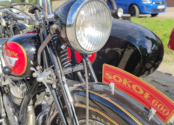 Zabytkowy motocykl podczas rundy Mistrzostw Polski.