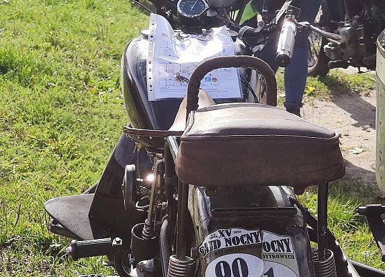 Zabytkowy motocykl podczas rundy Mistrzostw Polski.