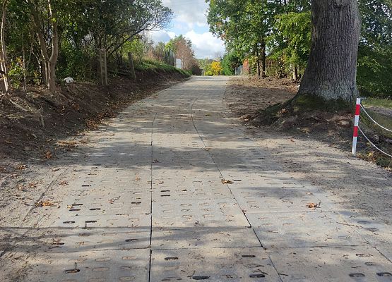 Widok na wyremontowaną drogę.