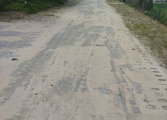 Widok na wyremontowaną drogę.