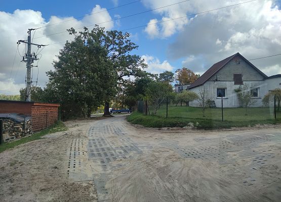 Widok na wyremontowaną drogę.