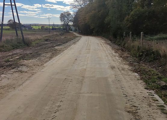 Widok na wyremontowaną drogę.