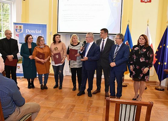 Zdjęcie podczas uroczystości. Wyróżnieni sołtysi z gminy Nowa Wieś Lęborska i  wójt Z.Chojnacki w trakcie przemówienia.z-Zajączkowska, B. Wrzesień, W. Krużycki.