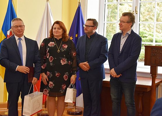 Zdjęcie podczas uroczystości. Od lewej: Z. Chojnacki, V. Kurkiewicz-Zajączkowska, B. Wrzesień, W. Krużycki.