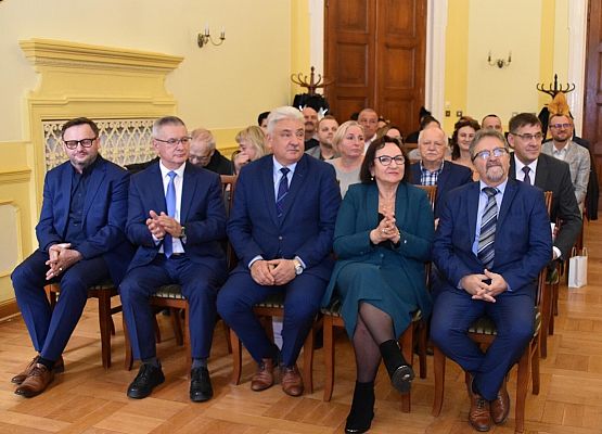 Zdjęcie podczas uroczystości. Od lewej: B.Wrzesień, Z, Chojnacki, J. Bańka, A. Zajączkowska, E. Głombiewski