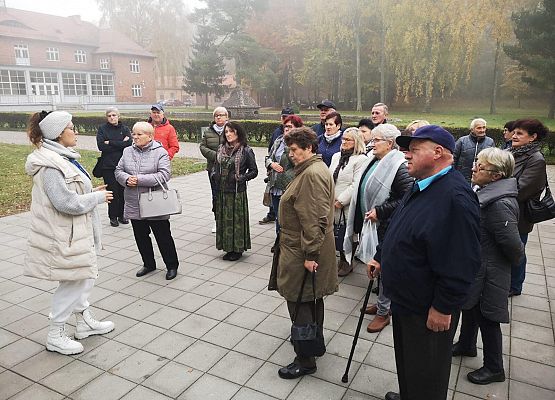 Uczestnicy wycieczki podczas zwiedzania Muzeum Stutthof w Sztutowie.