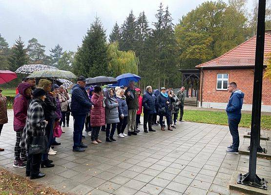 Uczestnicy wycieczki podczas zwiedzania Muzeum Stutthof w Sztutowie.